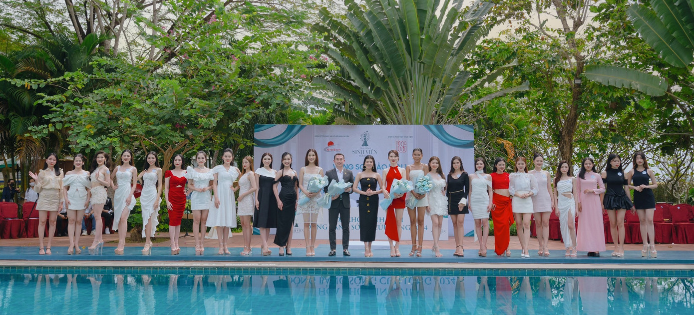 Thí sinh chụp ảnh cùng Ban giám khảo tại vòng sơ khảo Thí sinh chụp ảnh cùng Ban giám khảo tại vòng sơ khảo