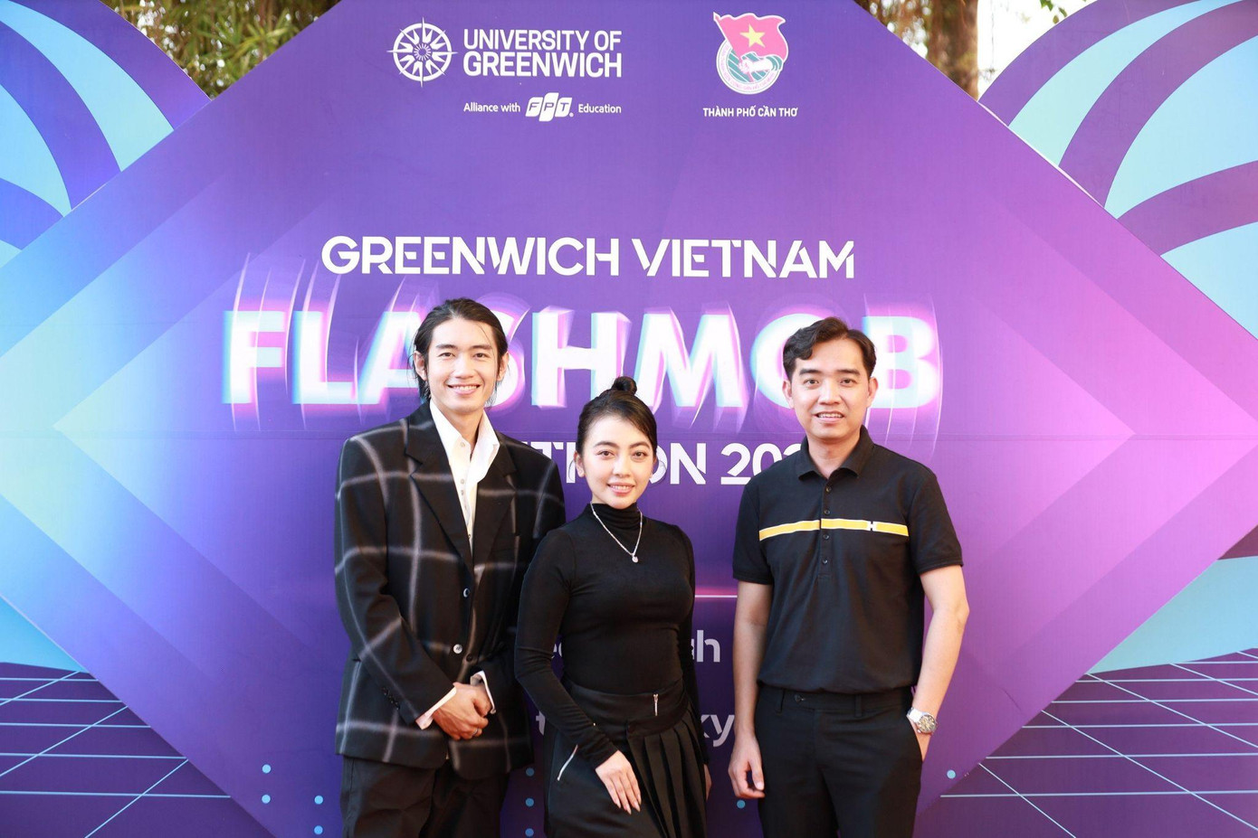 Biên đạo Quang Đăng, giảng viên múa Nguyệt Quỳnh và anh Trương Thanh Tùng - Trưởng Ban Tuyên giáo Thành đoàn Cần Thơ đảm nhiệm vai trò ban giám khảo cuộc thi