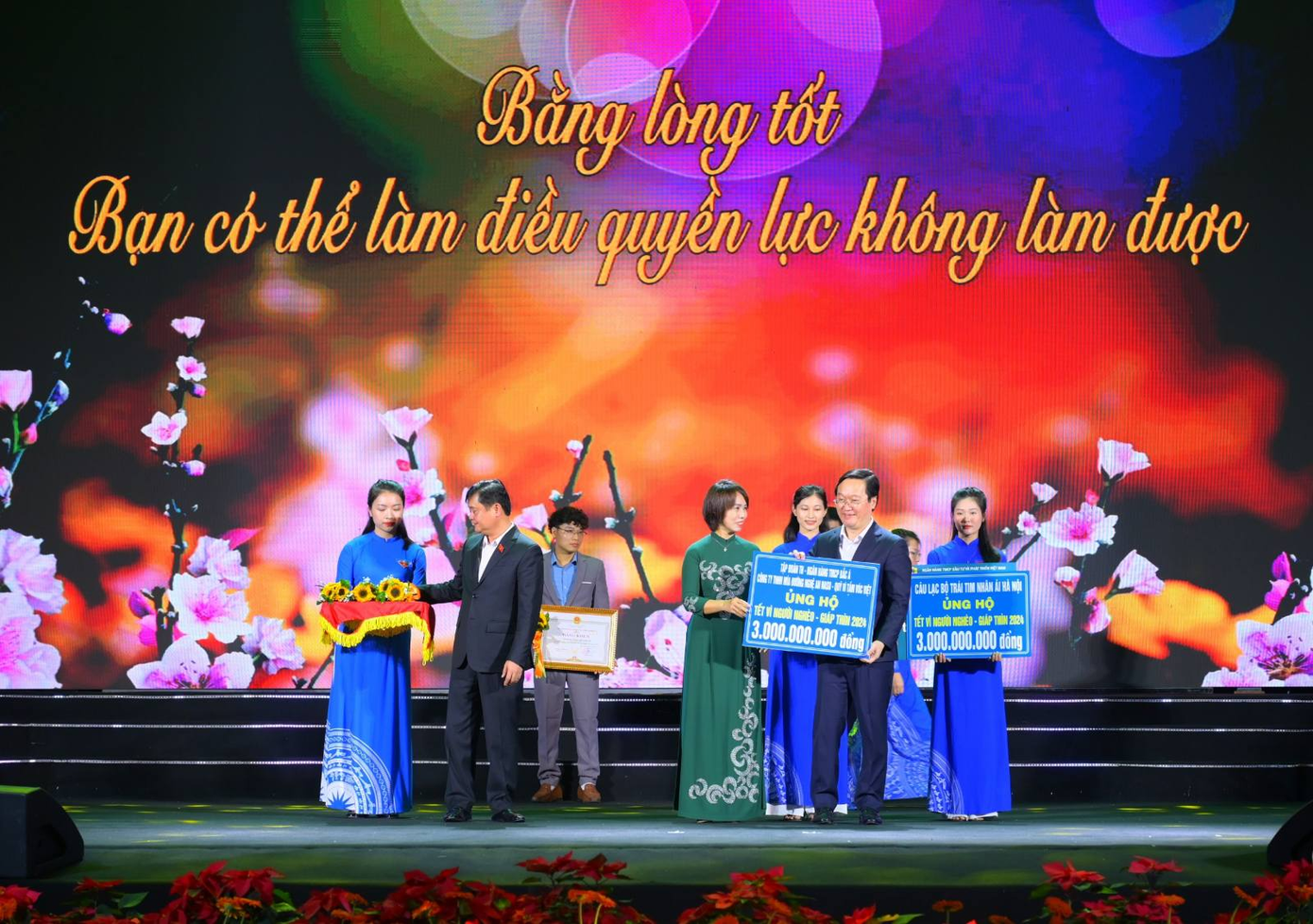 Đại diện VSF trao 3 tỷ đồng chăm lo Tết cho người nghèo tại Nghệ An