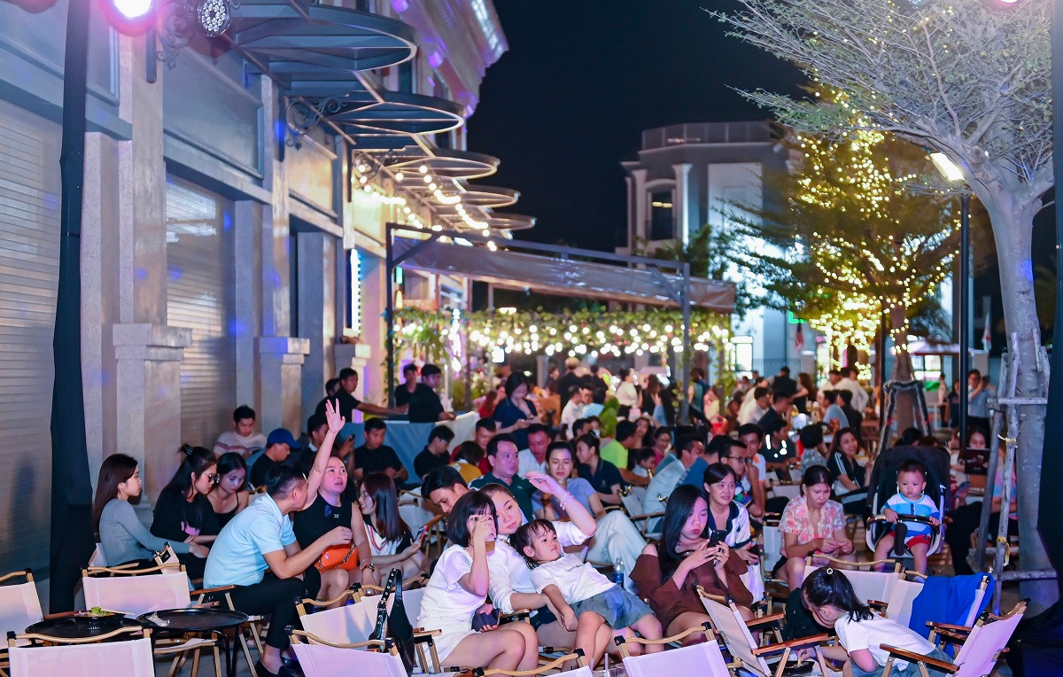 Sự kiện “Sparkling Night” đón năm mới vừa diễn ra trên phố thương mại Broadway