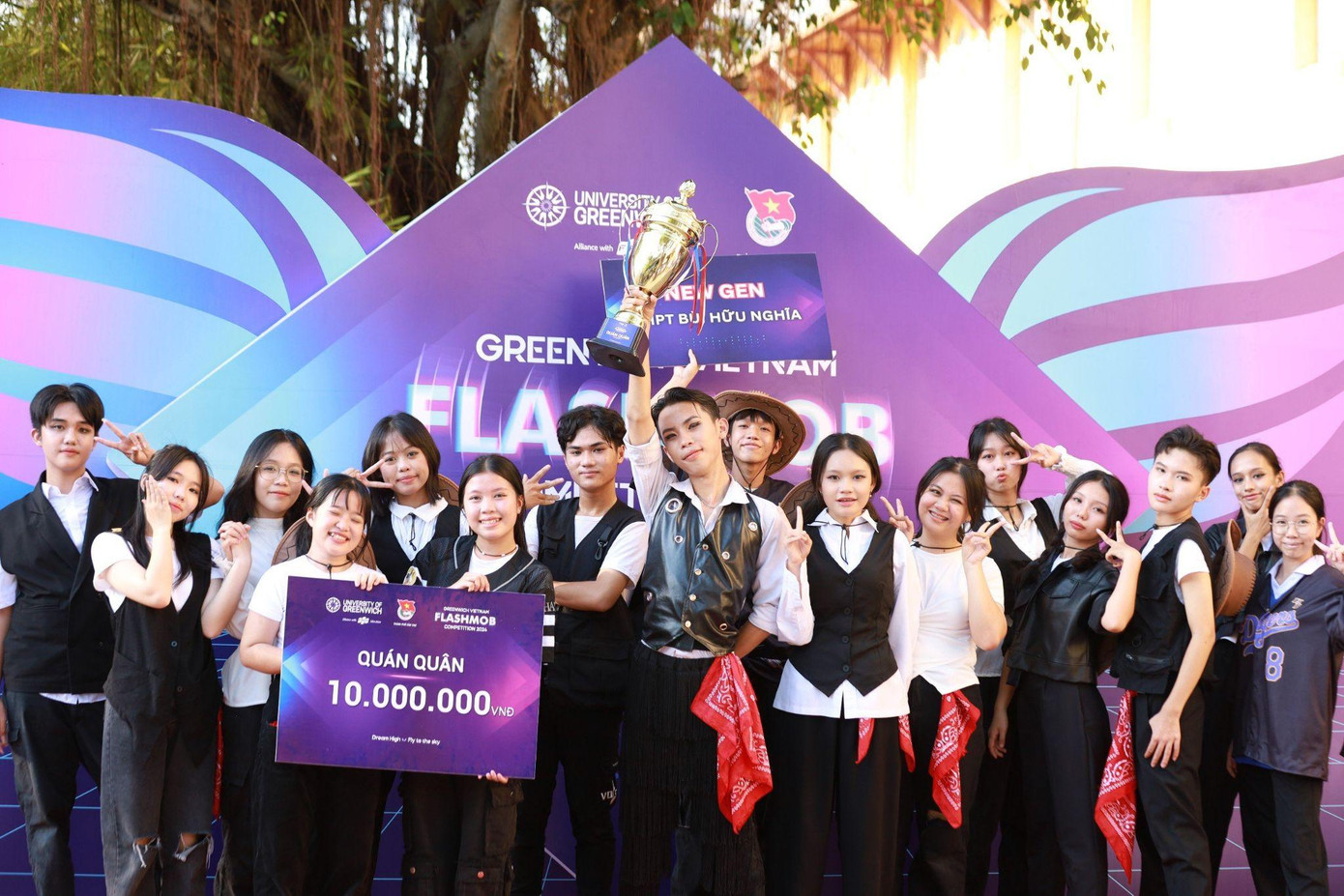 Đội thi đến từ Trường THPT Bùi Hữu Nghĩa nâng cao chiếc cúp vô địch của cuộc thi