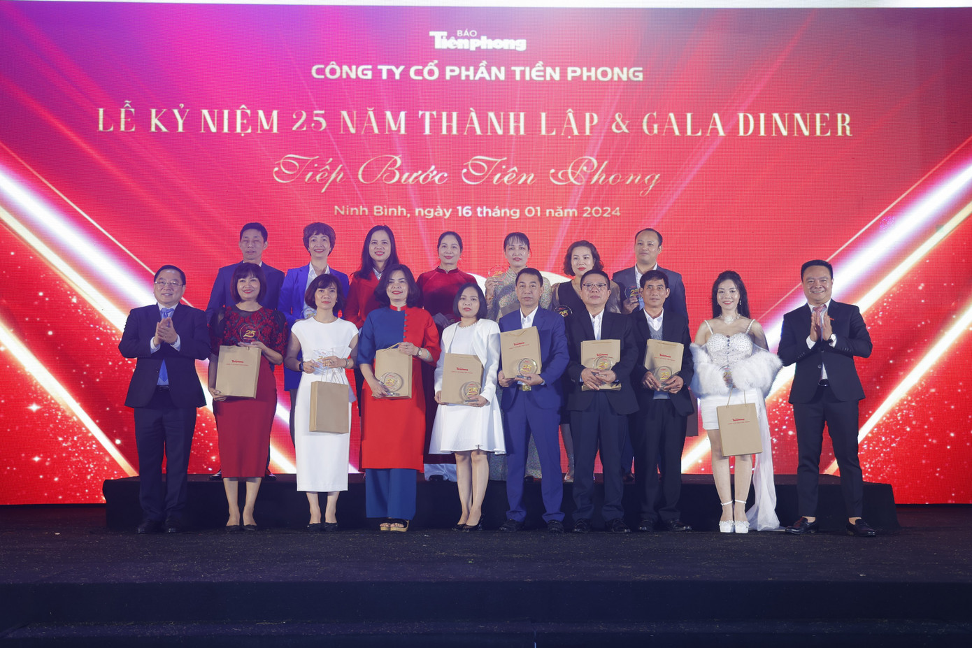 Nhà báo Lê Xuân Sơn – Tổng Biên tập báo Tiền Phong, Chủ tịch HĐQT và ông Bùi Văn Phượng – Tổng Giám đốc công ty trao kỷ niệm chương cho cán bộ, nhân viên có trên 20 năm gắn bó và phát triển cùng công ty. Nhà báo Lê Xuân Sơn – Tổng Biên tập báo Tiền Phong, Chủ tịch HĐQT và ông Bùi Văn Phượng – Tổng Giám đốc công ty trao kỷ niệm chương cho cán bộ, nhân viên có trên 20 năm gắn bó và phát triển cùng công ty.