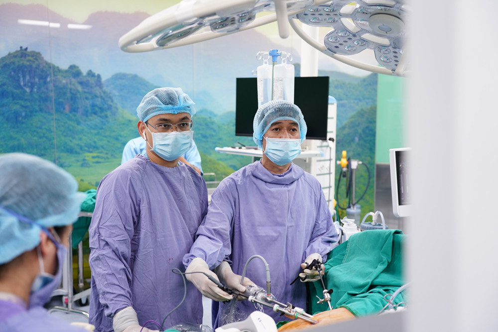 Sau 2 giờ phẫu thuật căng thẳng, các bác sĩ đã thành công bóc tách triệt để nang tuyến thượng thận kích thước lớn cho bệnh nhân qua đường nội soi