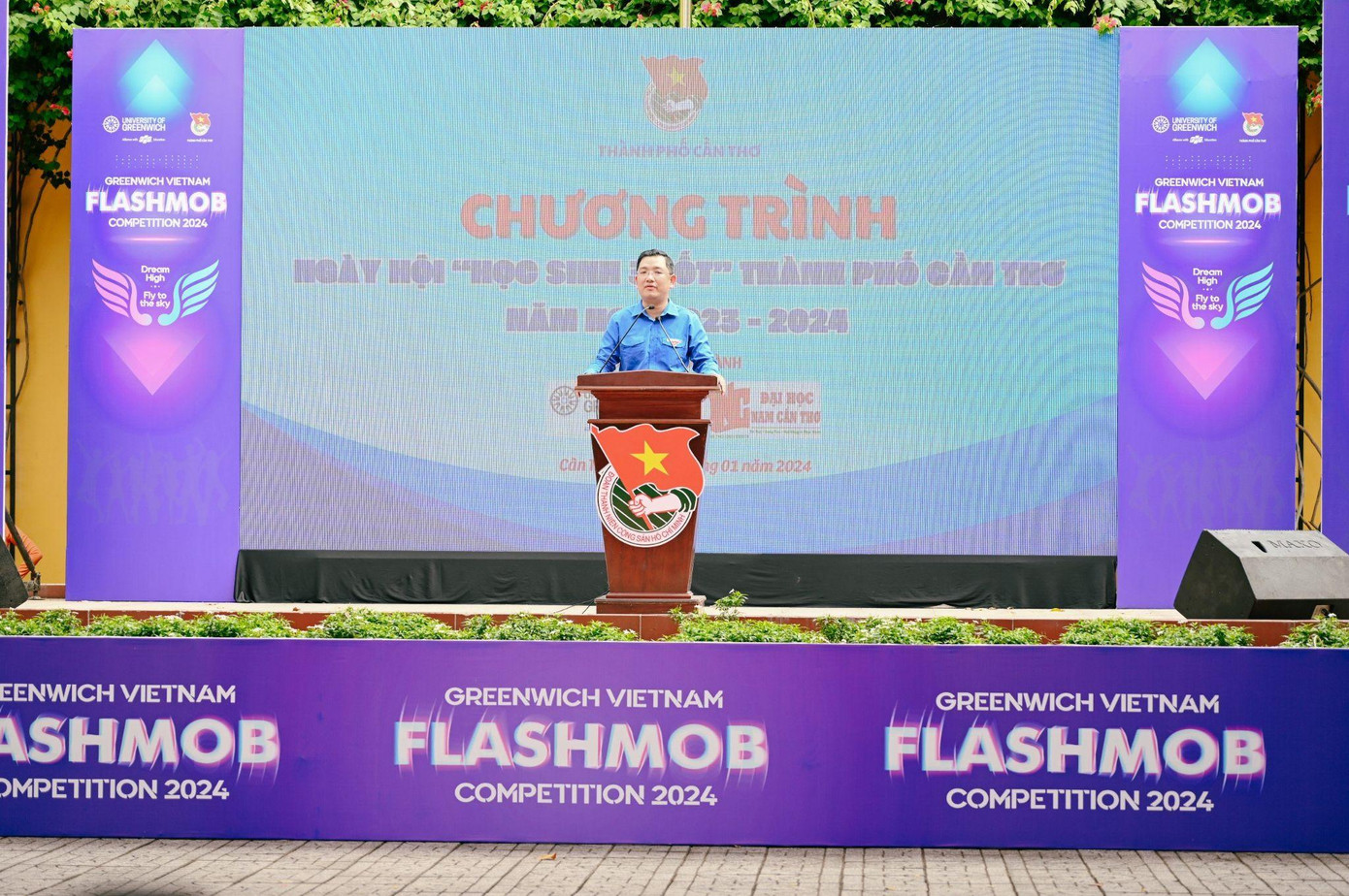 Anh Lâm Văn Tân - Phó Bí thư Thành đoàn, chủ tịch Hội Sinh viên Việt Nam TP Cần Thơ phát biểu tại chương trình