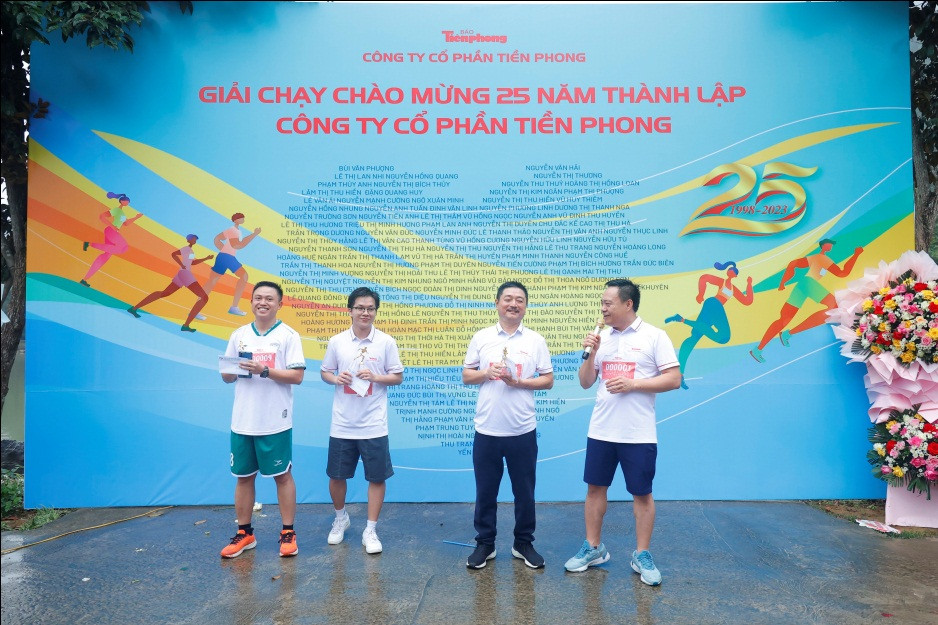 Anh Bùi Văn Phượng – Tổng Giám đốc trao tặng lại chiếc Cúp cho anh Vũ Hồng Cương nhằm lan tỏa và thúc đẩy sự phát triển phong trào thể dục thể thao trong Công ty Anh Bùi Văn Phượng – Tổng Giám đốc trao tặng lại chiếc Cúp cho anh Vũ Hồng Cương nhằm lan tỏa và thúc đẩy sự phát triển phong trào thể dục thể thao trong Công ty