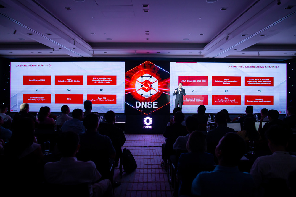 Ông Nguyễn Hoàng Giang, Chủ tịch HĐQT DNSE trình bày tại sự kiện Ông Nguyễn Hoàng Giang, Chủ tịch HĐQT DNSE trình bày tại sự kiện