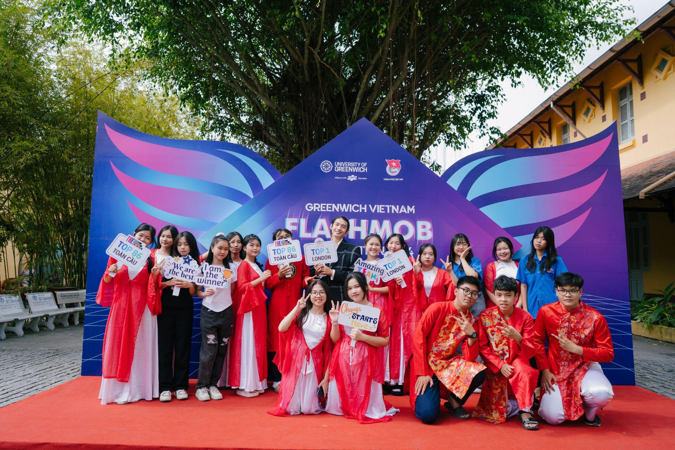 Đội thi đến từ Trường THPT An Khánh mang đến tiết mục đậm phong cách truyền thống