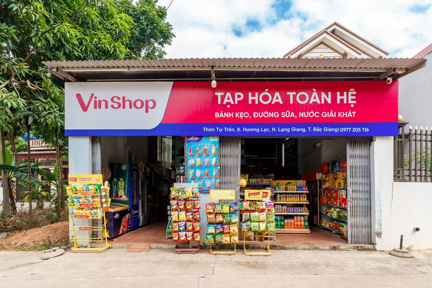 Nhiều cửa hàng tạp hoá được tân trang biển hiệu VinShop mới