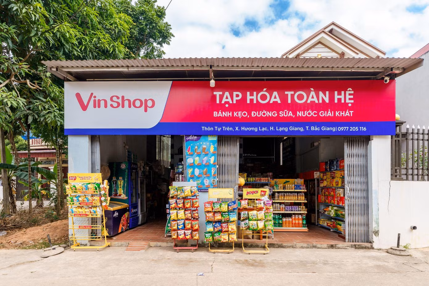 Nhiều cửa hàng tạp hoá được tân trang biển hiệu VinShop mới