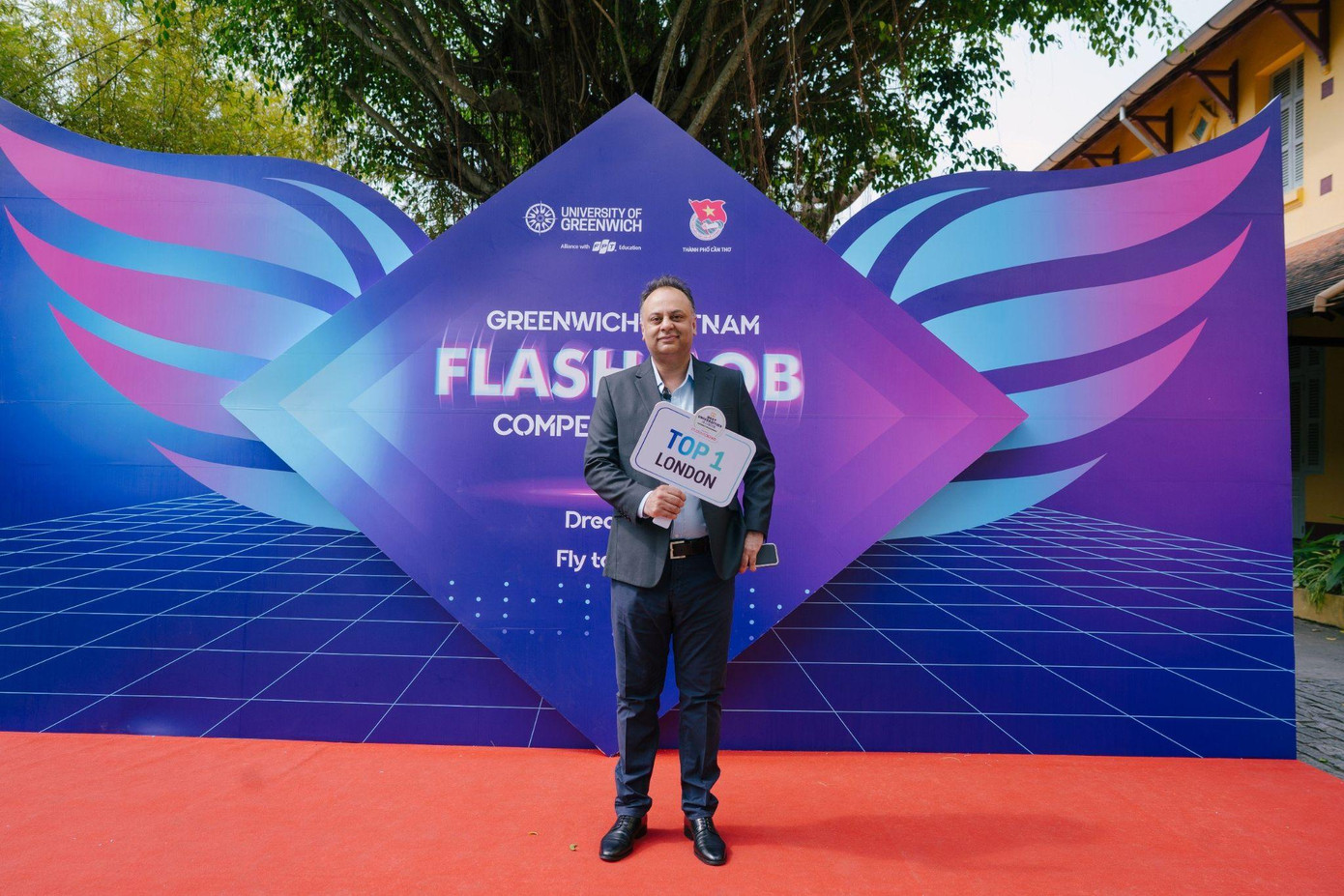 Tiến sĩ Raj Dass - đại diện Đại học Greenwich trực tiếp tham dự vào thành phần ban giám khảo cuộc thi