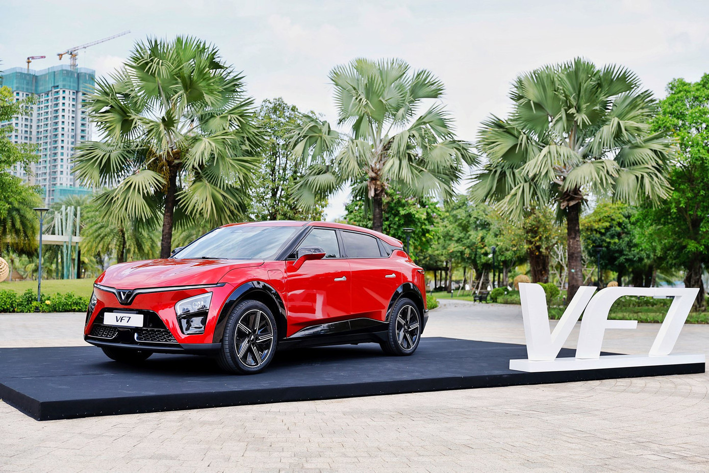 VF 7 gần như giữ nguyên thiết kế concept tại CES khi được sản xuất thương mại.