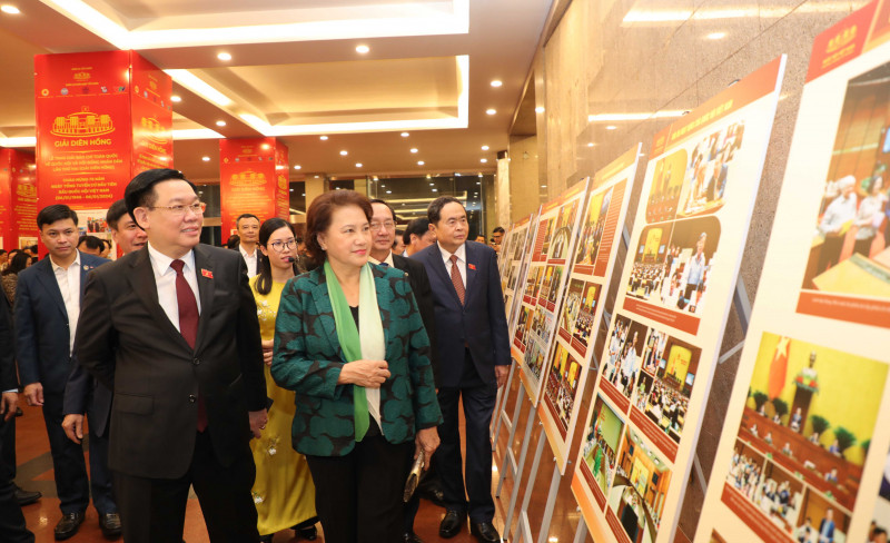 Chủ tịch Quốc hội Vương Đình Huệ; nguyên Chủ tịch Quốc hội Nguyễn Thị Kim Ngân; Phó Chủ tịch Thường trực Quốc hội Trần Thanh Mẫn – Trưởng Ban Chỉ đạo Giải Diên Hồng tham quan Triển lãm ảnh “Dấu ấn hoạt động của Quốc hội Việt Nam và khoảnh khắc Diên Hồng”