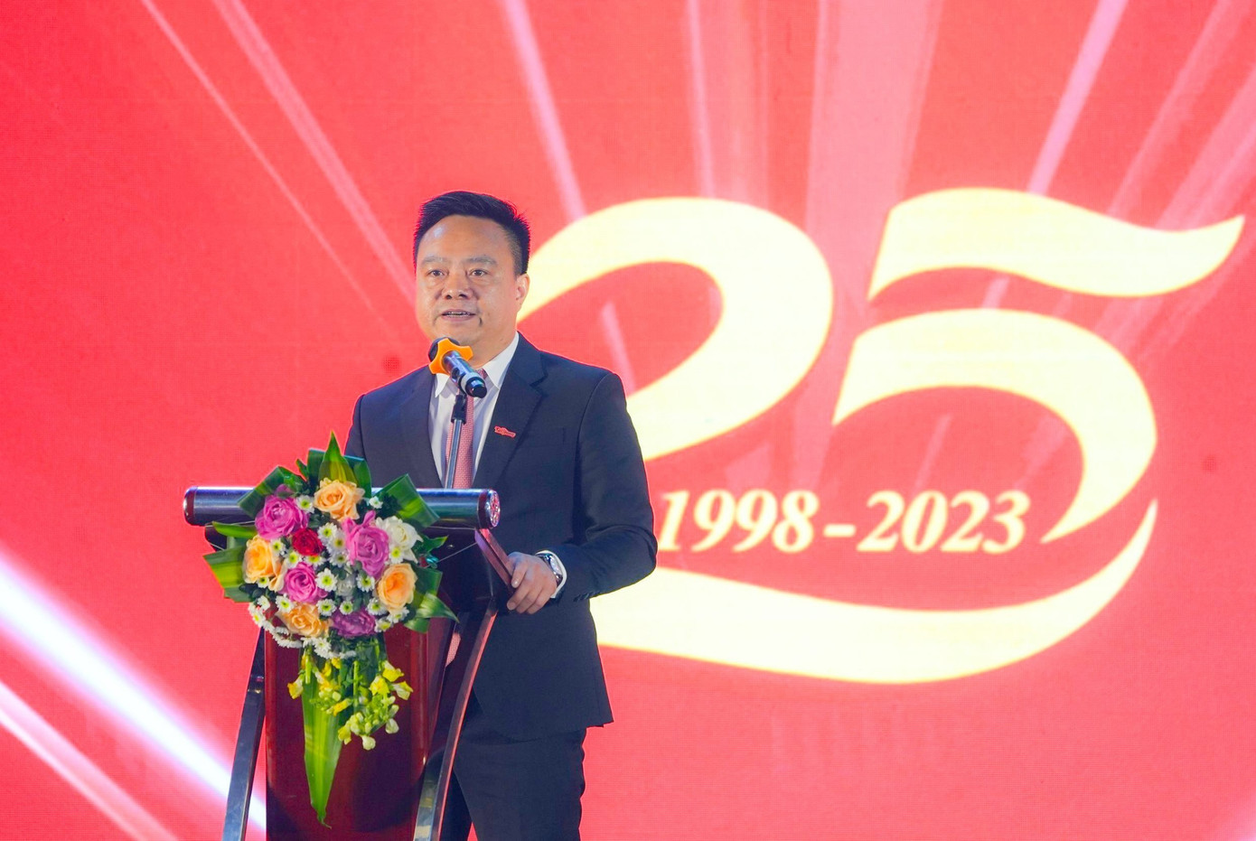 Ông Bùi Văn Phượng – Tổng Giám đốc Công ty phát biểu khai mạc buổi lễ Ông Bùi Văn Phượng – Tổng Giám đốc Công ty phát biểu khai mạc buổi lễ