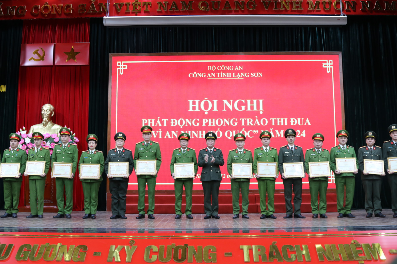 Bộ Công an tặng Bằng khen cho tập thế, cá nhân có thành tích xuất sắc .Ảnh: Duy Chiến
