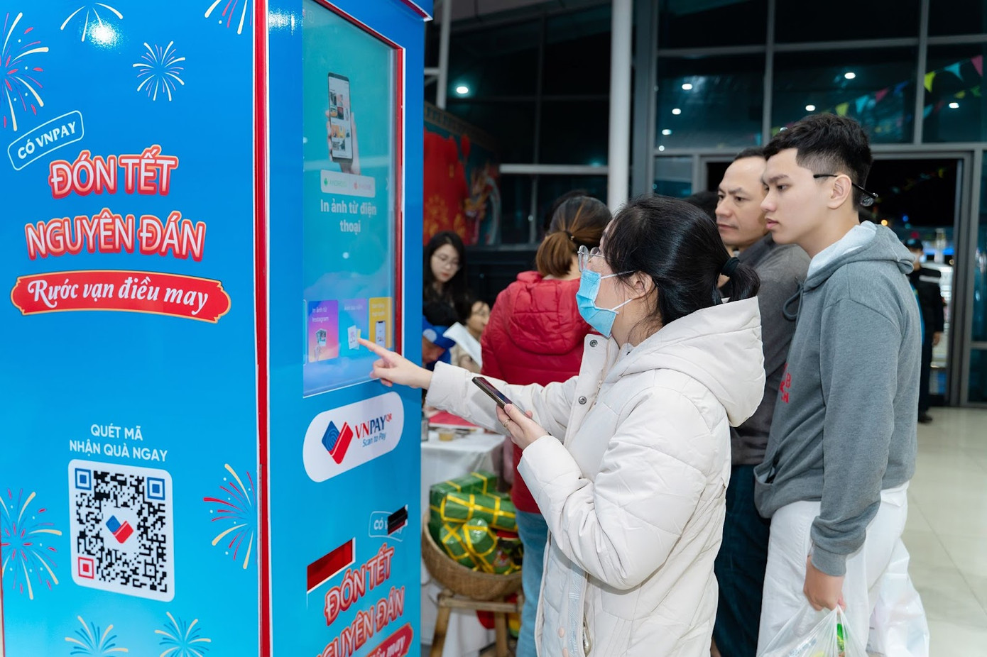 Khách hàng khi thanh toán bằng VNPAY-QR cho dịp mua sắm Tết Giáp Thìn 2024 sẽ nhận được nhiều quà tặng, ưu đãi hấp dẫn. (Nguồn ảnh: VNPAY)