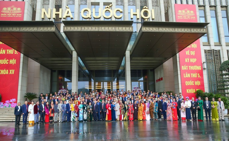 Các đại biểu tham gia chương trình “Xuân ấm áp, Tết sẻ chia lần thứ 7, Gala Chào Xuân 2024” Các đại biểu tham gia chương trình “Xuân ấm áp, Tết sẻ chia lần thứ 7, Gala Chào Xuân 2024”