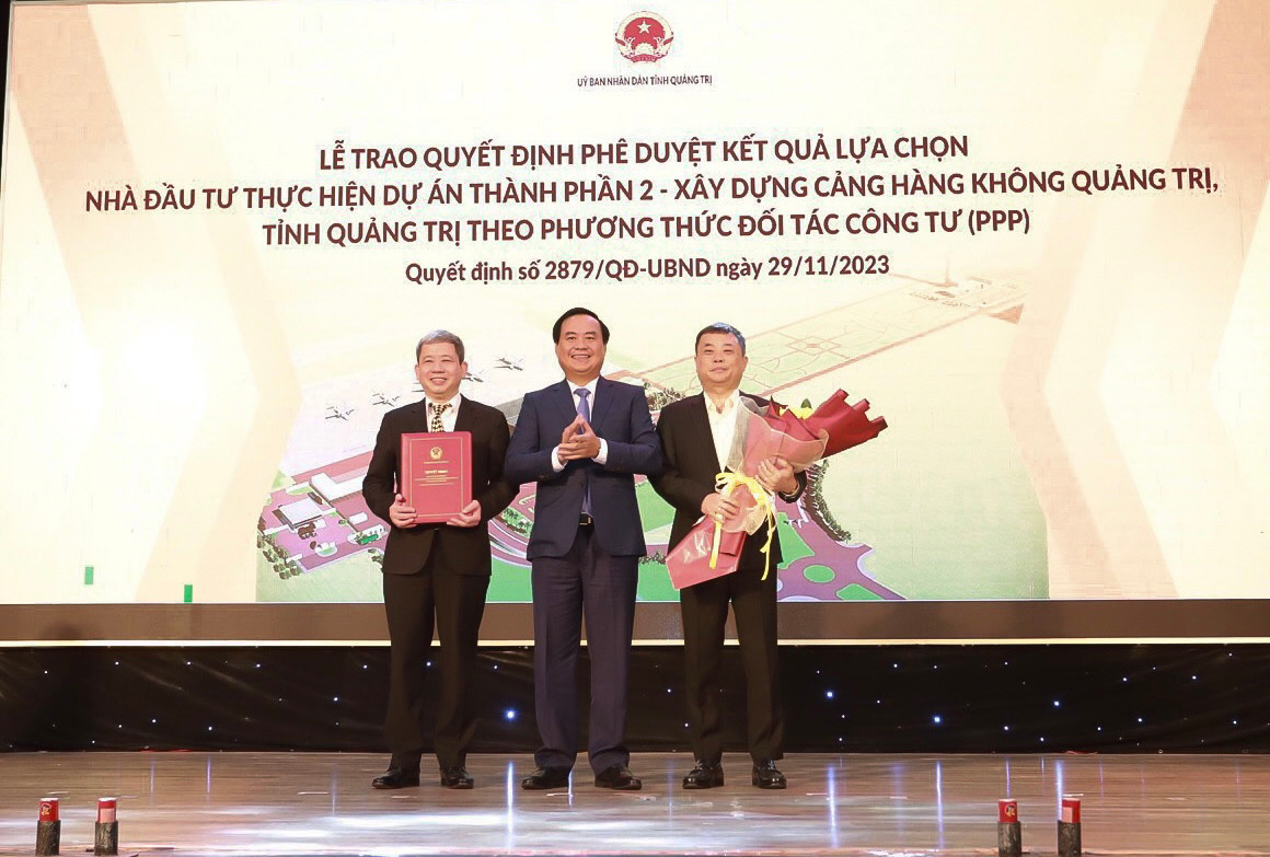 Lãnh đạo tỉnh Quảng Trị trao Quyết định phê duyệt kết quả lựa chọn nhà đầu tư thực hiện dự án cho Liên danh nhà đầu tư T&amp;T - CIENCO4