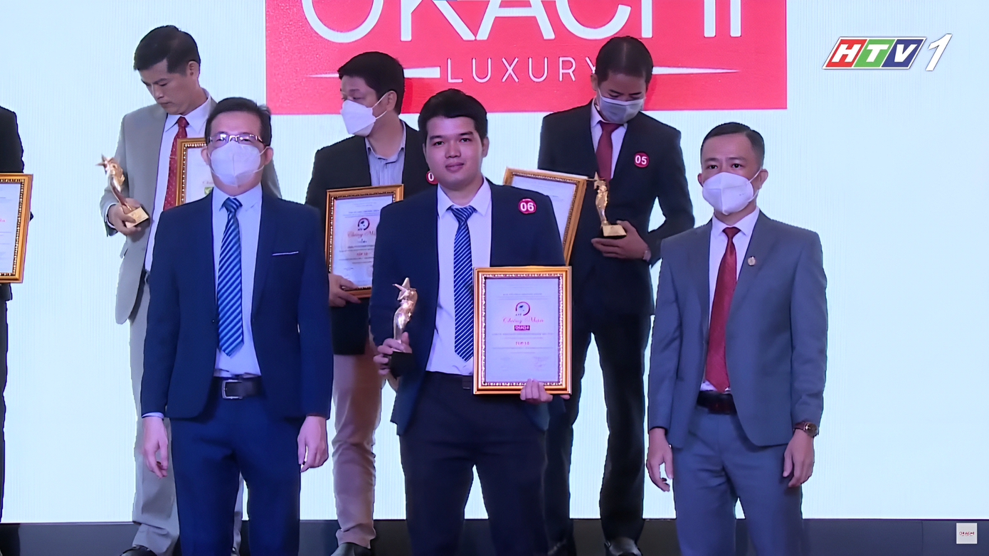 Đại diện lãnh đạo OKACHI lên nhận giải và cúp lưu niệm