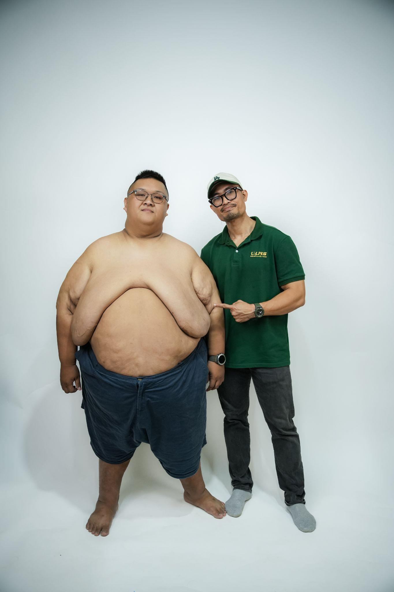 Nguyễn Tấn Nhân (trái) nặng 230 kg và ông Phan Bảo Long, Founder Bye Béo.