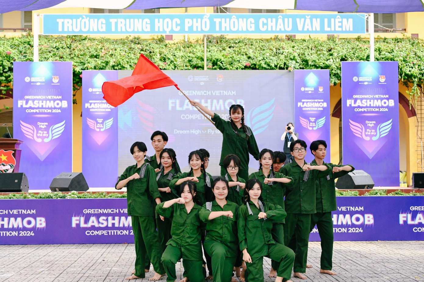 Đội thi đến từ trường THPT Nguyễn Việt Dũng mang đến tiết mục đầy sức trẻ mang đậm phong cách các chiến sĩ Nam Bộ