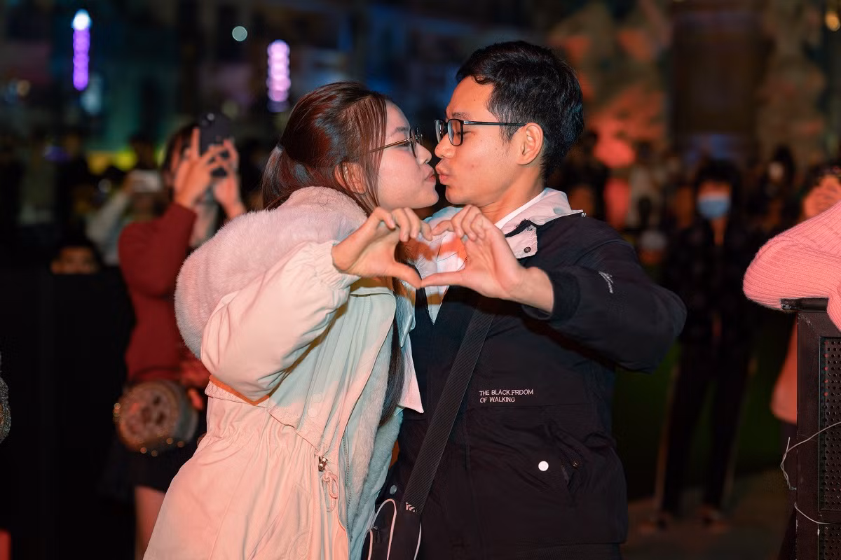 Trong không khí rộn ràng năm mới, những cái ôm yêu thương, những lời chúc với chan chứa hy vọng, may mắn và niềm hạnh phúc trọn vẹn đã được bày tỏ ngay tại không gian thơ mộng của Grand World Hà Nội