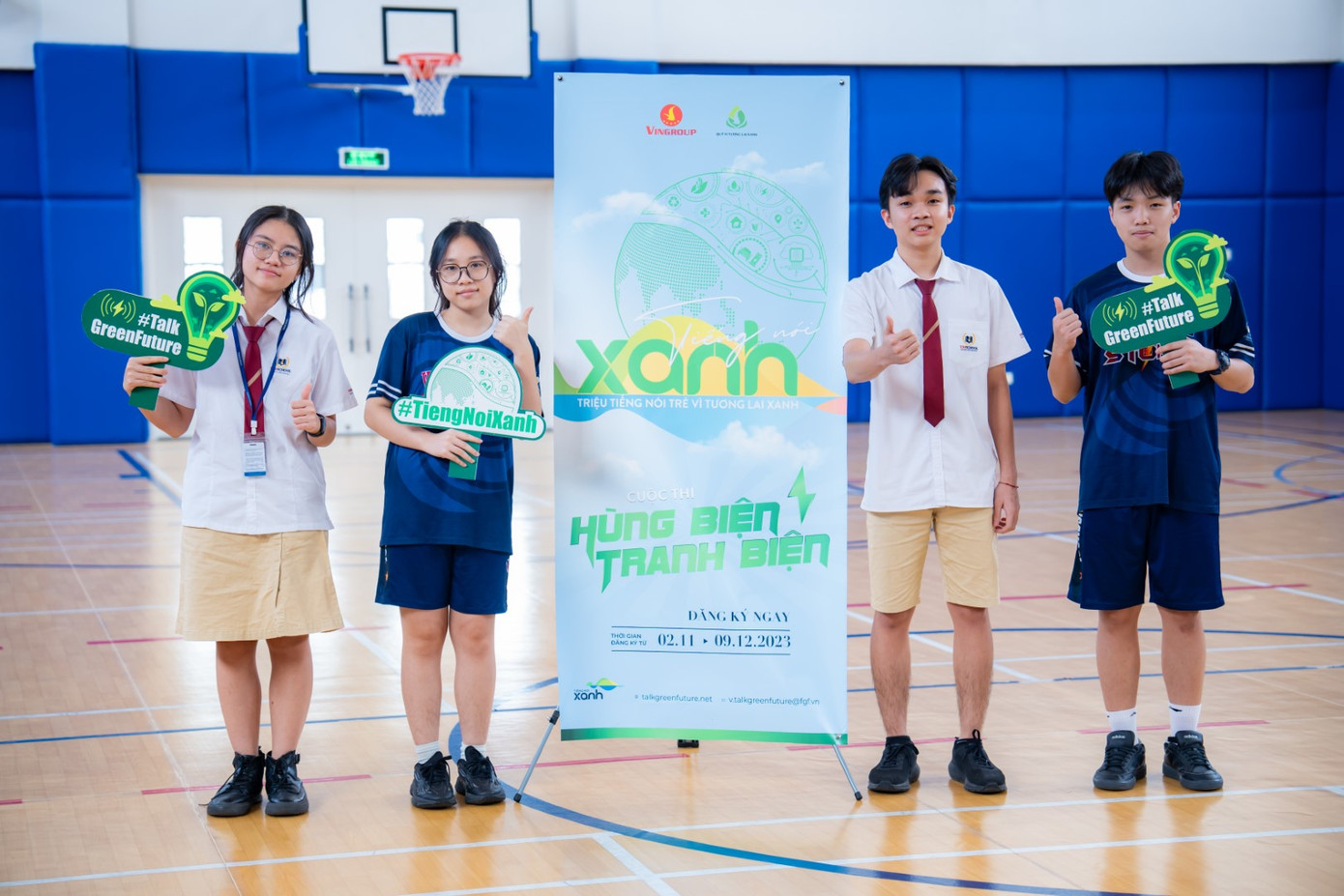 Các bạn học sinh trường Trung học Vinschool Grand Park hào hứng chụp ảnh cùng standee giới thiệu cuộc thi. Các bạn học sinh trường Trung học Vinschool Grand Park hào hứng chụp ảnh cùng standee giới thiệu cuộc thi.