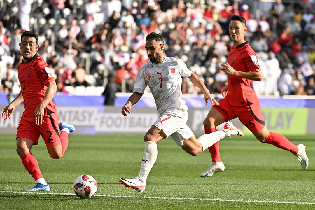 Ali Madan (số 7) là nhân tố đáng chú ý bên phía Bahrain. (Ảnh: HECTOR RETAMAL/Getty)