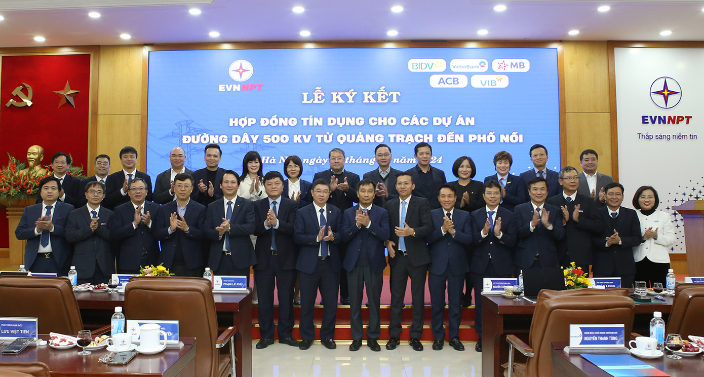 Lãnh đạo EVN, EVNNPT và 5 ngân hàng chụp ảnh lưu niệm tại lễ ký kết