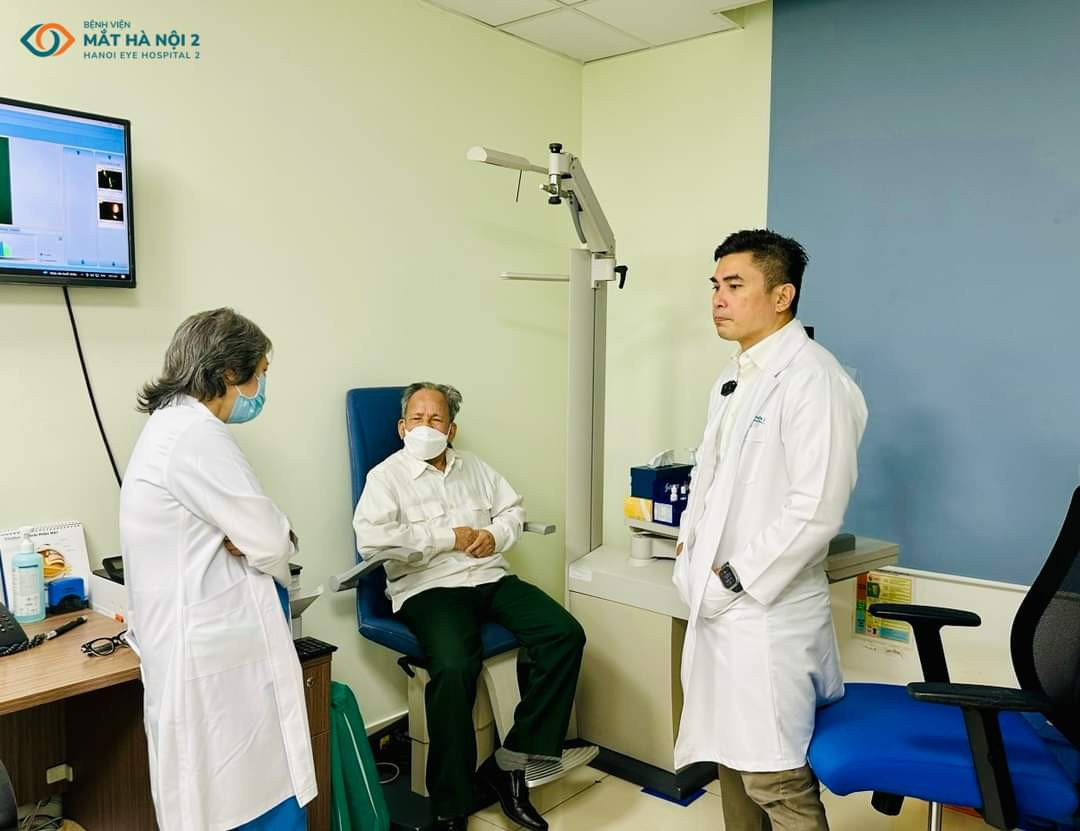 Bệnh nhân có bệnh lý giác mạc phức tạp được thăm khám