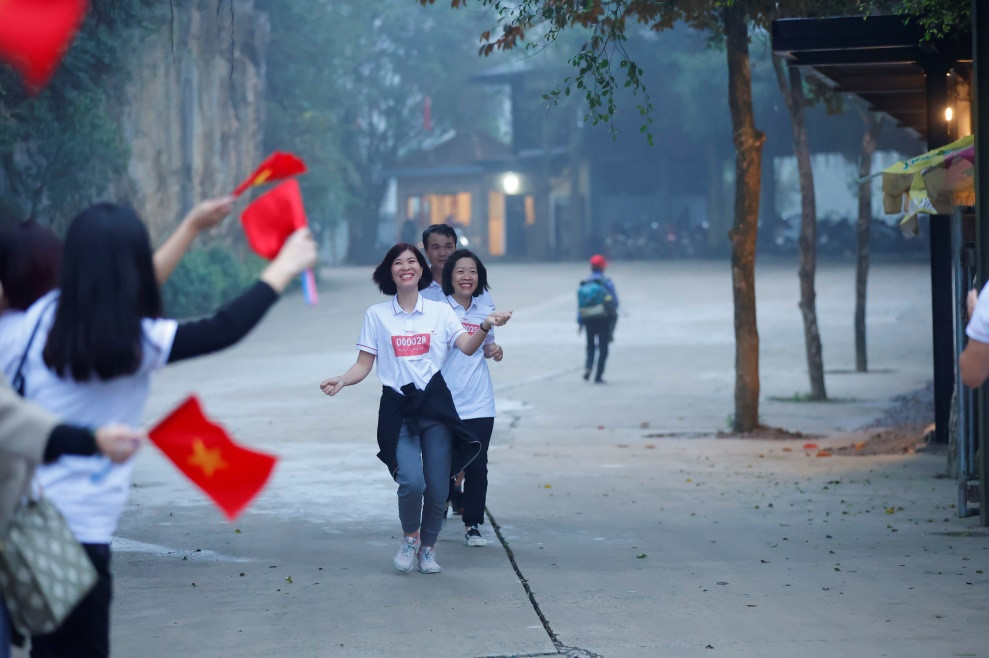 Nụ cười chiến thắng của các vận động viên về đích trong sự cổ vũ nhiệt tình của đồng nghiệp Nụ cười chiến thắng của các vận động viên về đích trong sự cổ vũ nhiệt tình của đồng nghiệp