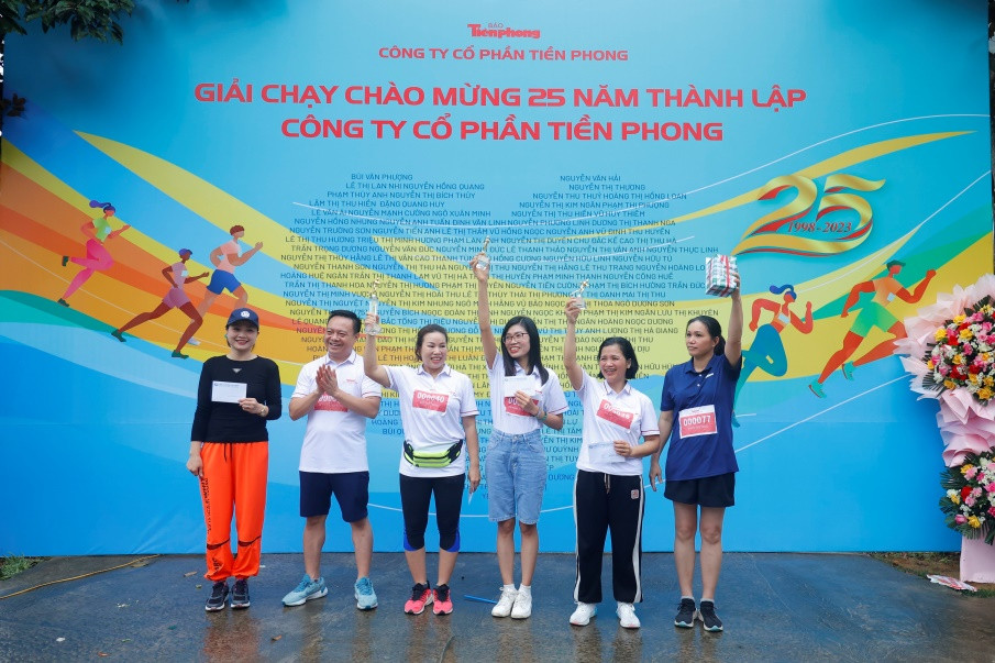 Ban tổ chức trao Cúp và giải thưởng cho các nữ vận động viên tham gia giải chạy. Ban tổ chức trao Cúp và giải thưởng cho các nữ vận động viên tham gia giải chạy.