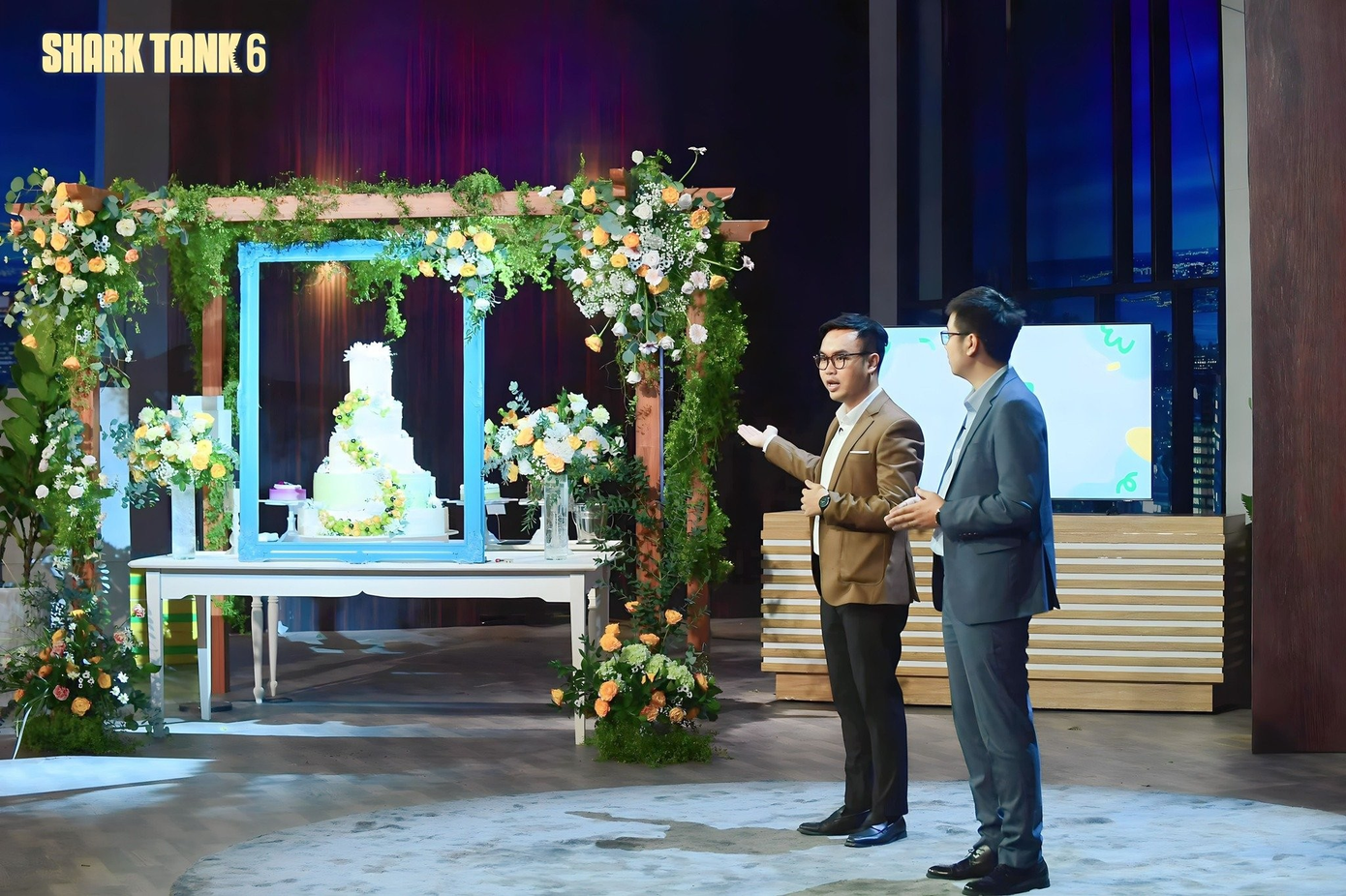 Nhà sáng lập Savor Cake Lê Tuấn Hiệp (phải) và Vy Tuấn Anh tham gia Shark Tank Việt Nam (Nguồn ảnh: Shark Tank Việt Nam)