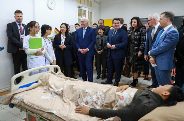 Hai nữ điều dưỡng (áo trắng) đang học tiếng Đức để sang Đức học điều dưỡng hệ 3 năm tự tin trò chuyện bằng tiếng Đức với tổng thống tại Viện Goethe Hà Nội