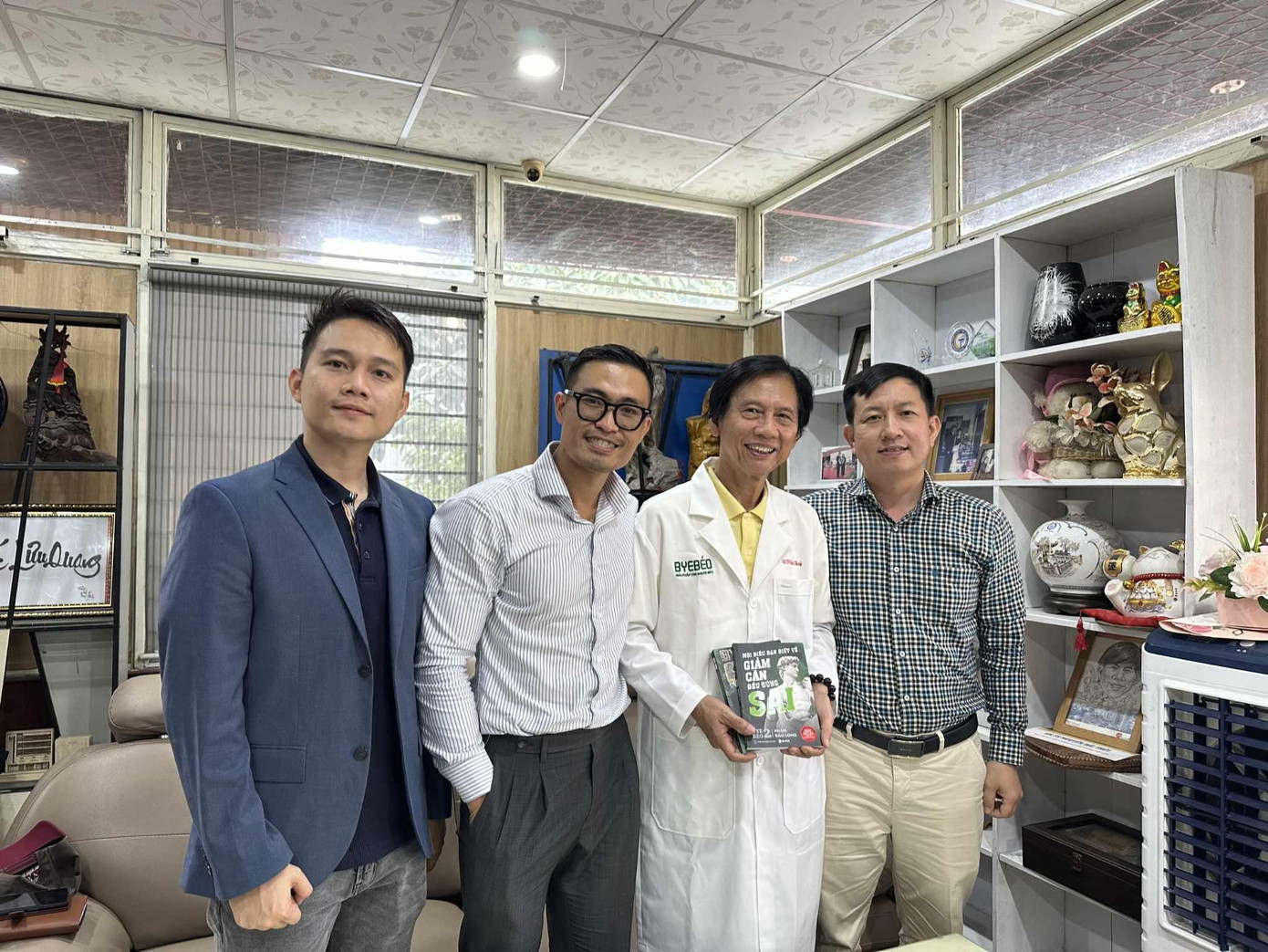 Từ trái sang: ông Trần Long (CEO Bye Béo), ông Phan Bảo Long (Founder Bye Béo), GS.TS.BS Nguyễn Hải Thuỷ và Ths.BS Nguyễn Văn Long (Cố vấn chuyên môn Y khoa Bye Béo, Phó Trưởng Bộ môn Nội, khoa Y Dược - Đại học Tây Nguyên).