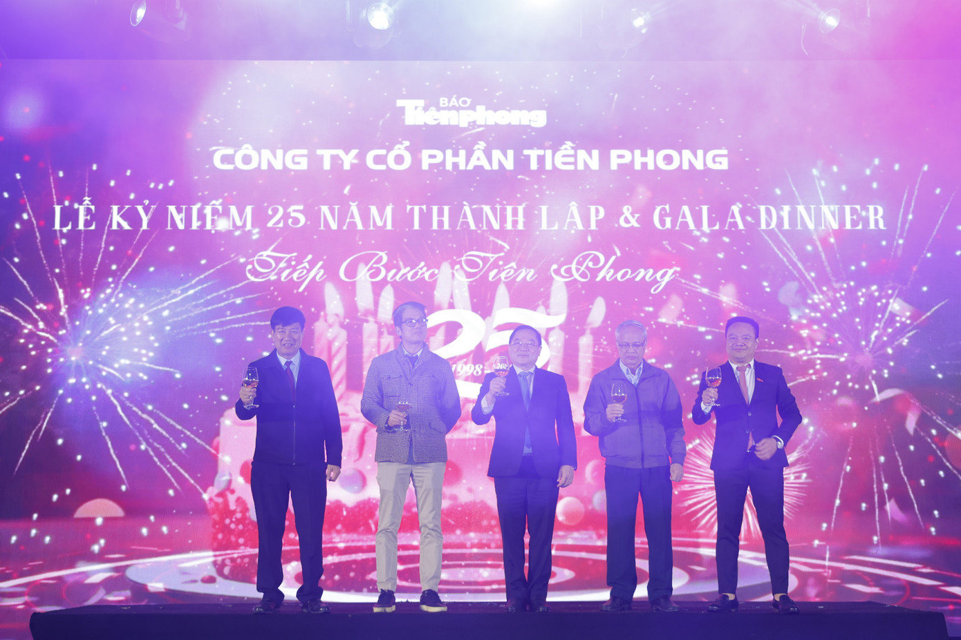 Nghi thức chúc mừng kỷ niệm 25 năm thành lập Công ty Cổ phần Tiền Phong Nghi thức chúc mừng kỷ niệm 25 năm thành lập Công ty Cổ phần Tiền Phong