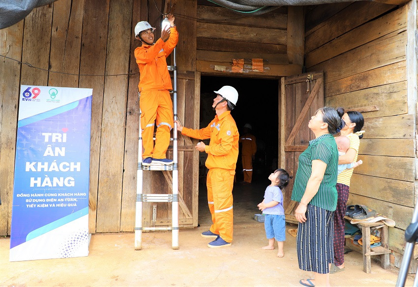 Nhân viên ngành điện hỗ trợ thay bóng đèn miễn phí cho người dân Nhân viên ngành điện hỗ trợ thay bóng đèn miễn phí cho người dân