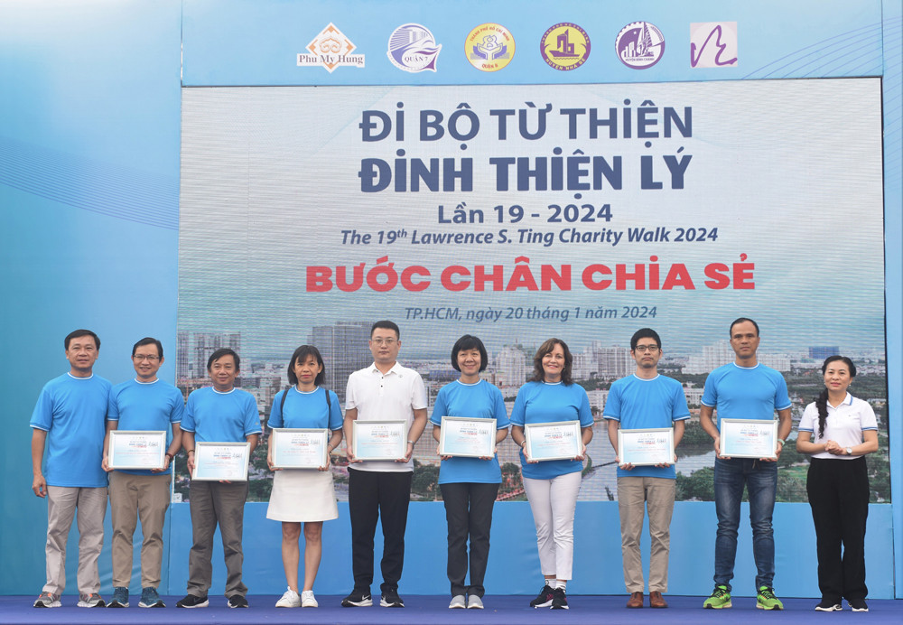 Ban Tổ chức trao tặng Tấm lòng vàng cho các đơn vị đóng góp từ thiện