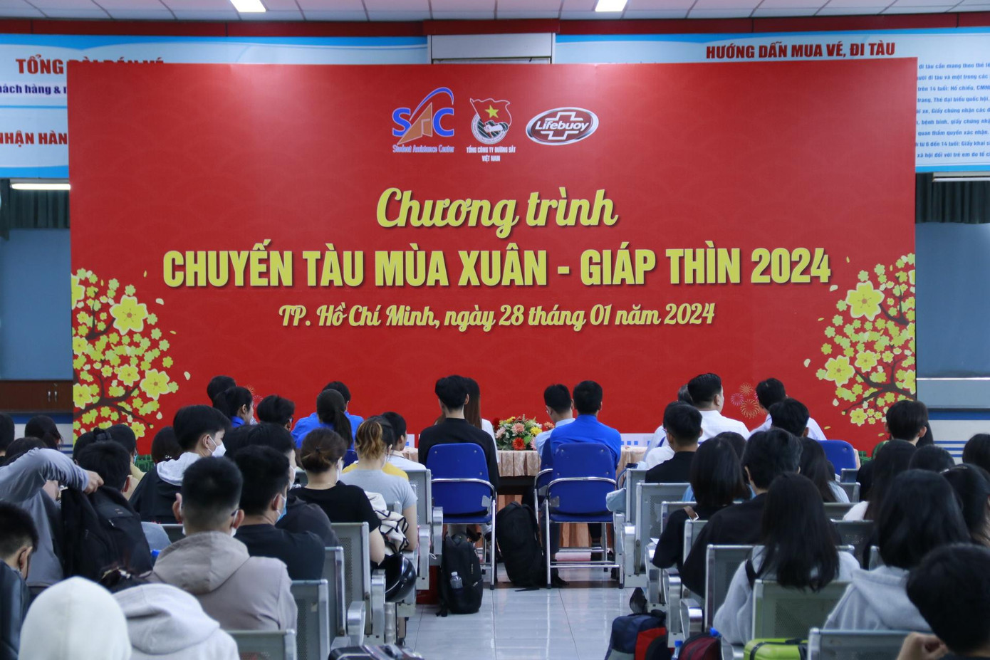 Lễ tiễn sinh viên về quê chương trình Chuyến tàu mùa xuân - Giáp Thìn 2024 Lễ tiễn sinh viên về quê chương trình Chuyến tàu mùa xuân - Giáp Thìn 2024