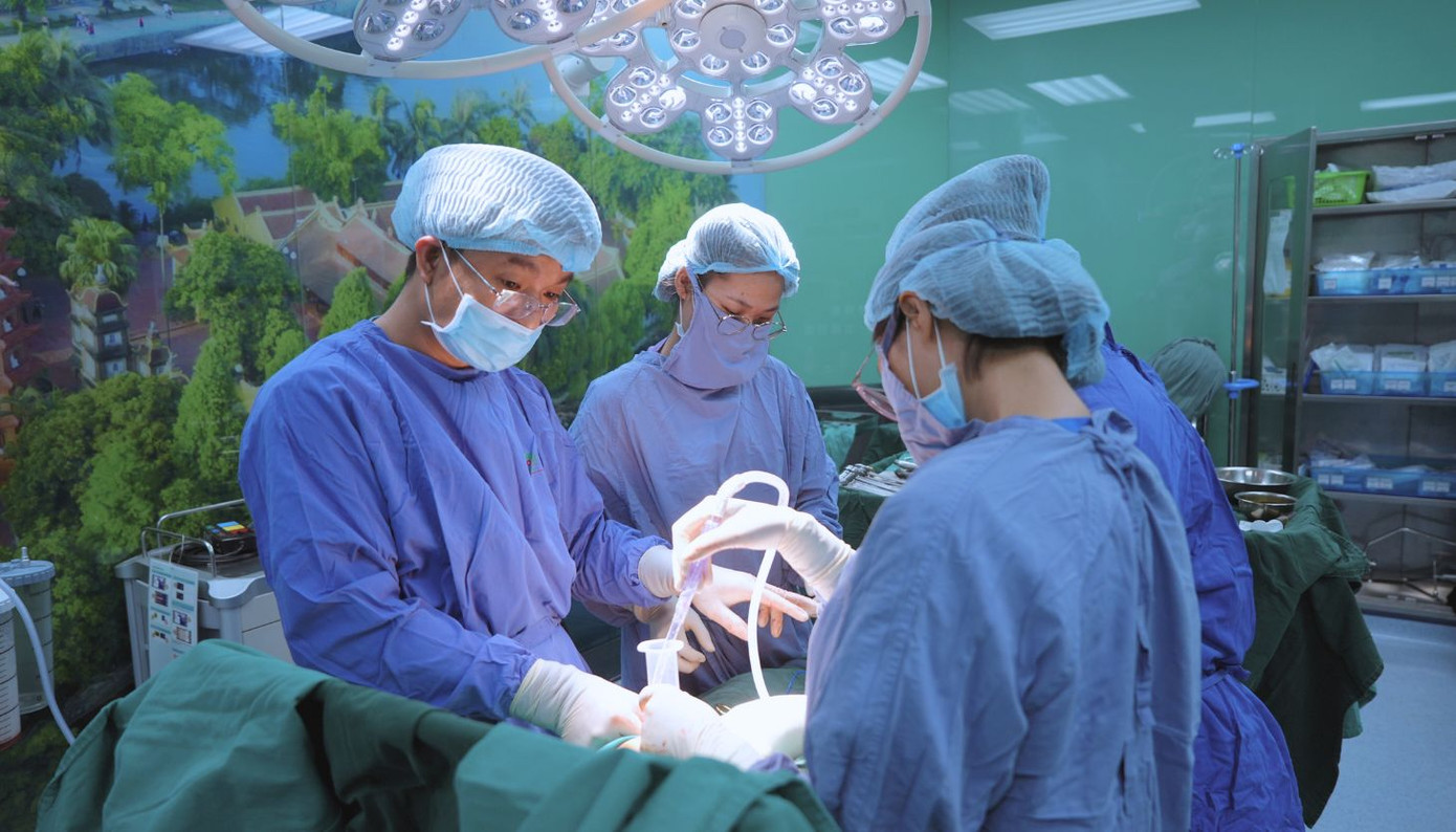 Bệnh nhân được yêu cầu nhập viện và cắt tử cung để hạn chế nguy cơ xâm lấn tế bào ác tính