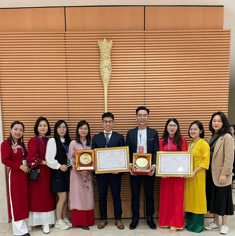 Một số cá nhân tiêu biểu vinh dự nhận Chứng nhận Tấm gương người tốt việc tốt trong công tác từ thiện an sinh xã hội, chăm sóc sức khỏe cộng đồng trong chương trình “Xuân ấm áp, Tết sẻ chia lần thứ 7, Gala Chào Xuân 2024” Một số cá nhân tiêu biểu vinh dự nhận Chứng nhận Tấm gương người tốt việc tốt trong công tác từ thiện an sinh xã hội, chăm sóc sức khỏe cộng đồng trong chương trình “Xuân ấm áp, Tết sẻ chia lần thứ 7, Gala Chào Xuân 2024”