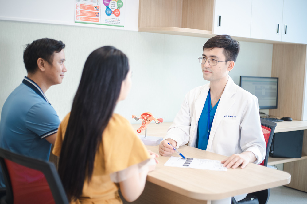 Bác sĩ Nguyễn Bình Dương đang thăm khám cho bệnh nhân hiếm muộn