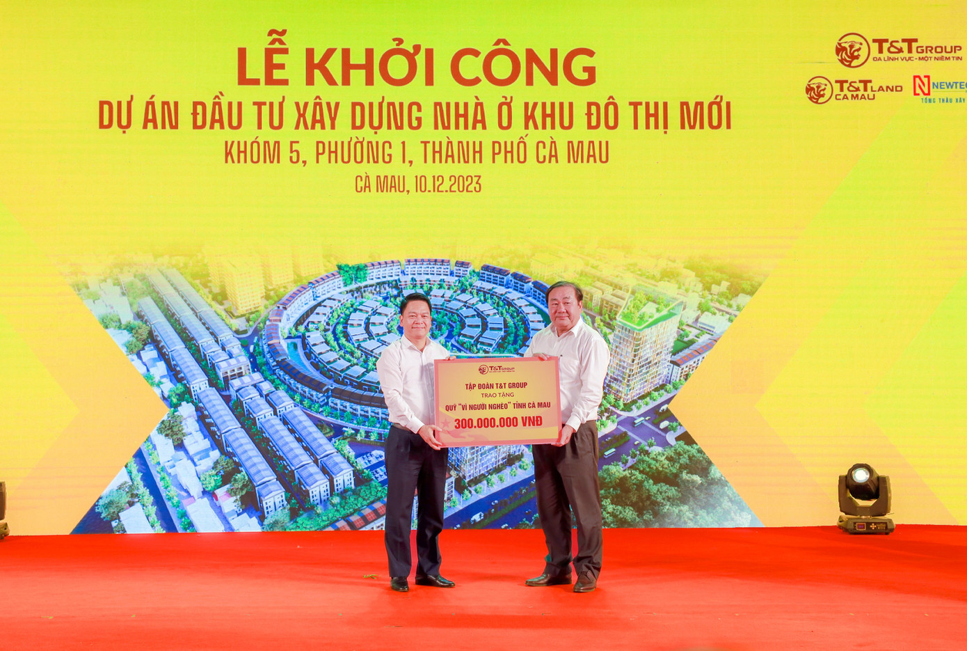 Ông Nguyễn Ngọc Nghị, Thành viên HĐQT, Phó Tổng Giám đốc Tập đoàn T&amp;T Group (bên trái) trao biển ủng hộ Quỹ Vì người nghèo tỉnh Cà Mau 300 triệu đồng cho ông Trần Văn Hiện, Chủ tịch Uỷ ban MTTQ Việt Nam tỉnh Cà Mau (bên phải).