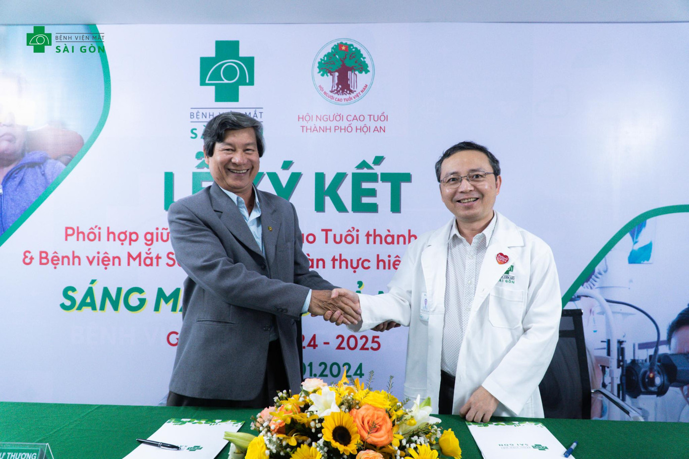 Ông Lương Trọng Tường, Giám đốc điều hành Bệnh viện Mắt Sài Gòn Sông Hàn và ông Nguyễn Như Thương - Trưởng Ban Đại Diện Hội Người Cao Tuổi TP. Hội An. Ông Lương Trọng Tường, Giám đốc điều hành Bệnh viện Mắt Sài Gòn Sông Hàn và ông Nguyễn Như Thương - Trưởng Ban Đại Diện Hội Người Cao Tuổi TP. Hội An.