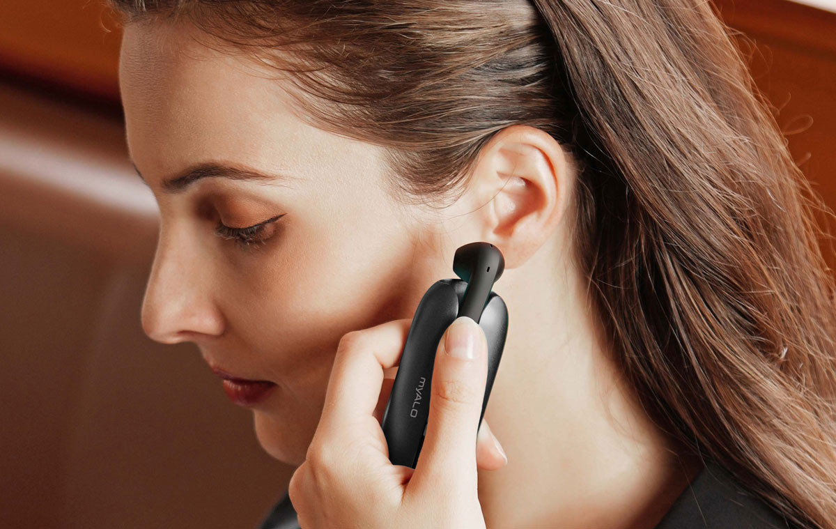 Phong cách trượt và đeo tai nghe bằng một tay của myALO X-One. Phong cách trượt và đeo tai nghe bằng một tay của myALO X-One.