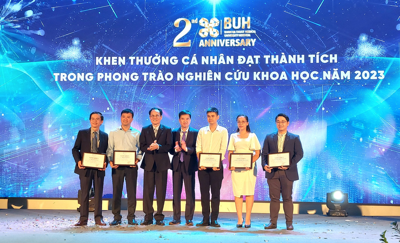 Các cá nhân đạt thành tích trong phong trào nghiên cứu khoa học được khen thưởng