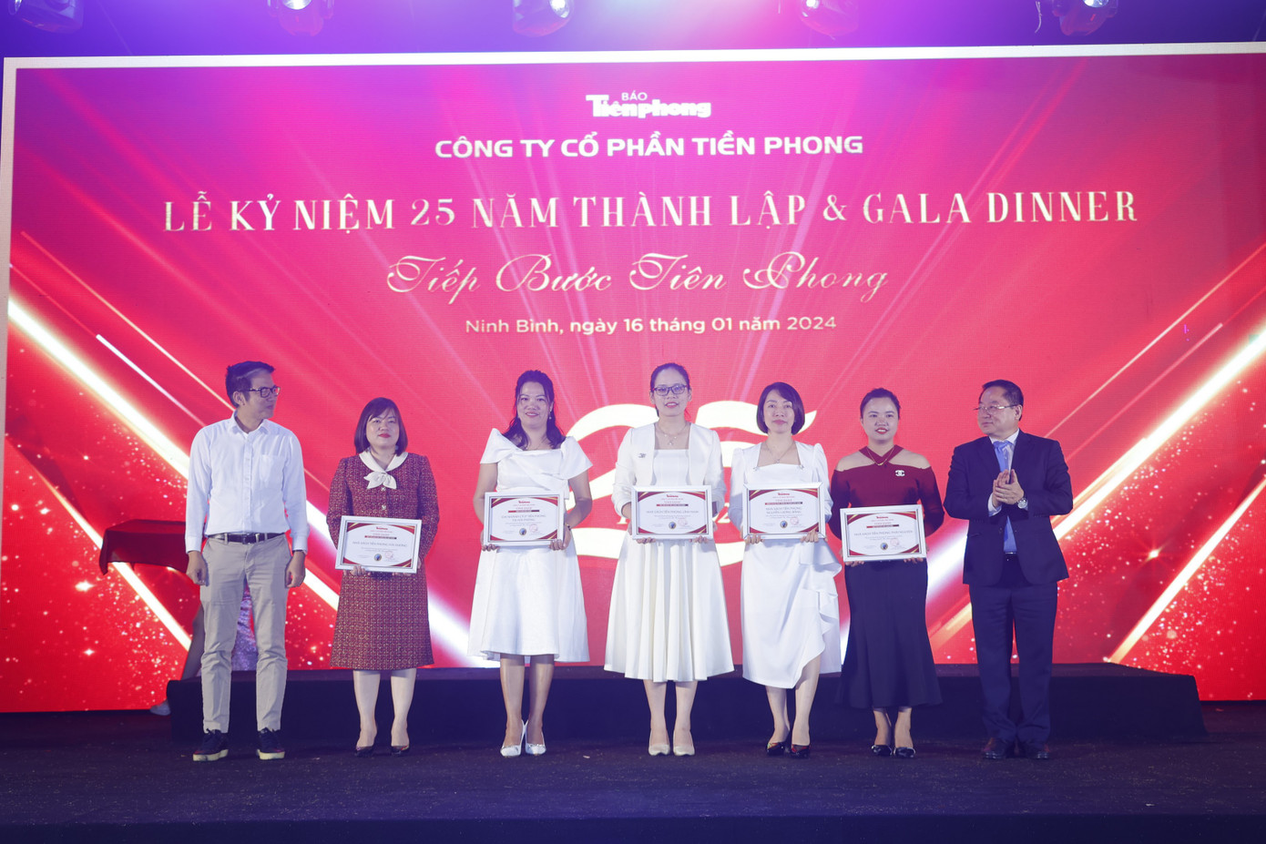 Vinh danh các Tập thể xuất sắc năm 2023 Vinh danh các Tập thể xuất sắc năm 2023