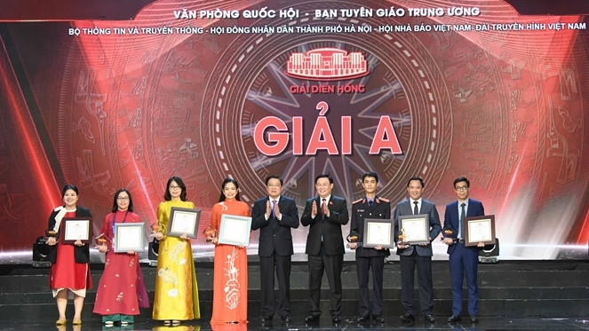 Chủ tịch Quốc hội Vương Đình Huệ và Trưởng Ban Nội chính Trung ương Phan Đình Trạc trao giải A cho các tác giả, đại diện nhóm tác giả