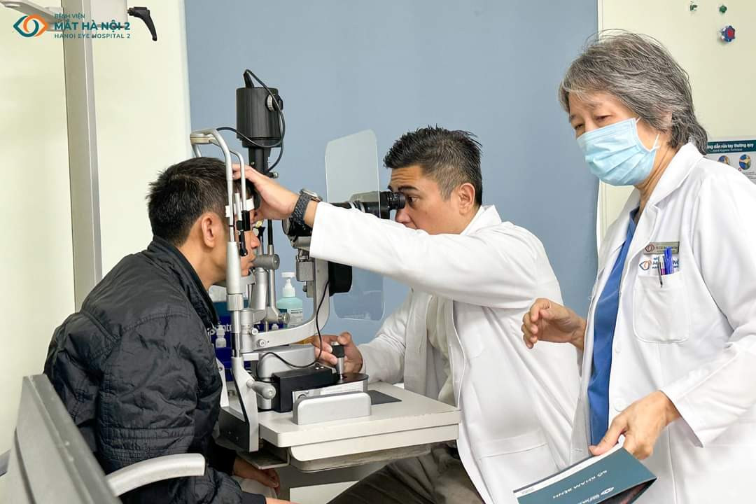 Chuyên gia tiến hành hội chẩn ca bệnh phức tạp