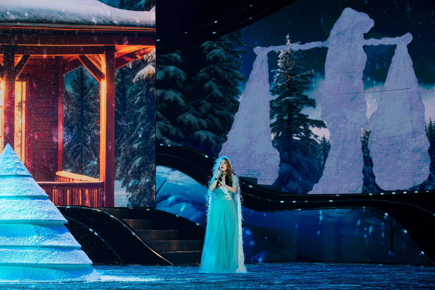 Thu Phương đầy da diết, khắc khoải khi trình diễn liên khúc “Nước ngoài” và“Đường xưa tuyết trắng” Thu Phương đầy da diết, khắc khoải khi trình diễn liên khúc “Nước ngoài” và“Đường xưa tuyết trắng”