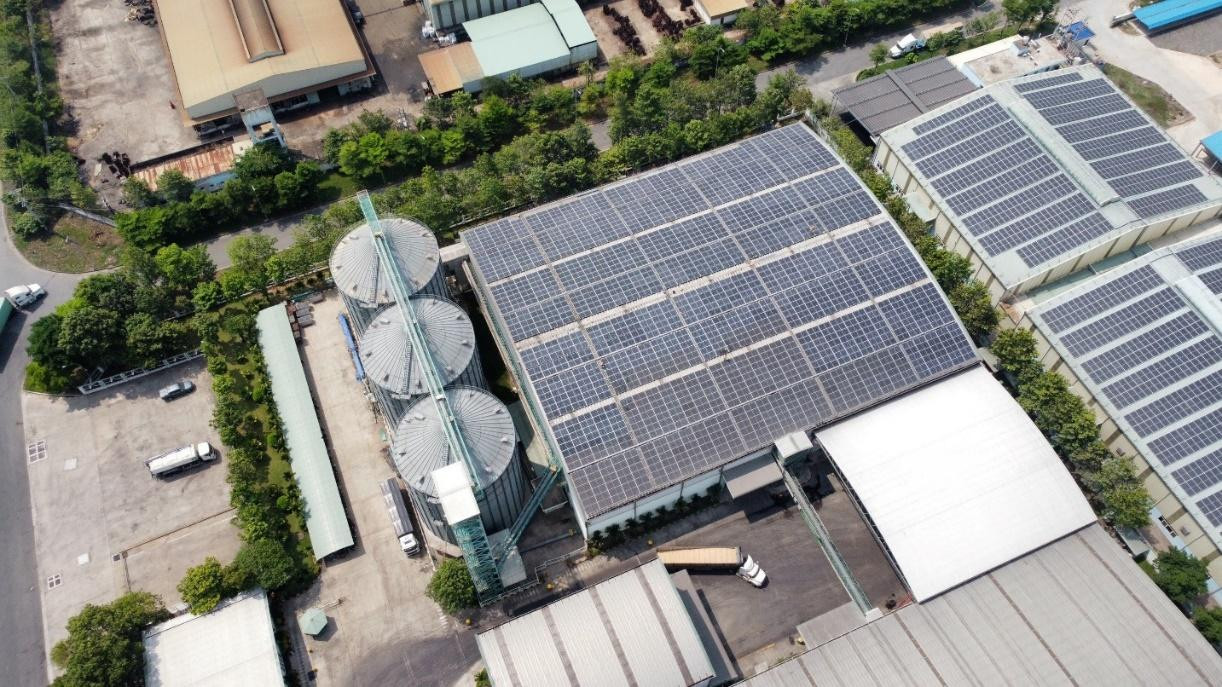 Ứng dụng điện mặt trời tại các hệ thống nhà máy GREENFEED, nhằm quản lý và sử dụng năng lượng hiệu quả, góp phần bảo vệ môi trường